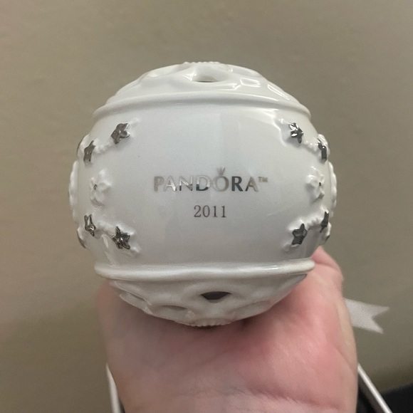 Pandora White & Silver Christmas Porcelain Ball Ornament 2011 Floral Stars - Picture 5 of 7